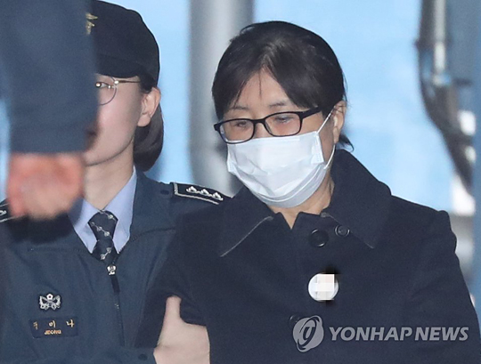 (서울=연합뉴스) 헌정 초유의 대통령 탄핵을 몰고 온 국정농단 사건의 주범이자 박근혜 정부 ‘비선실세’로 알려진 최순실씨가 13일 오후 서울 서초동 서울지방법원에서 열린 1심에서 징역 20년·벌금 180억원을 선고 받고 호송차로 향하고 있다.