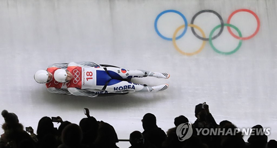 (평창=연합뉴스) 14일 오후 강원도 평창동계올림픽 슬라이딩센터에서 열린 루지 더블 1차런에서 박진용, 조정명이 얼음을 가르고 있다.