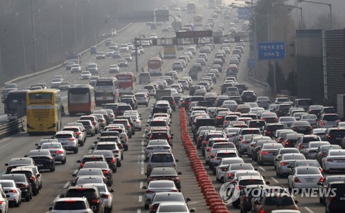지난 14일 오후 경기도 성남시 분당구 궁내동 서울 톨게이트 근처 경부고속도로 하행선(오른쪽)이 귀성 차량으로 붐비는 모습. [연합뉴스 자료사진]