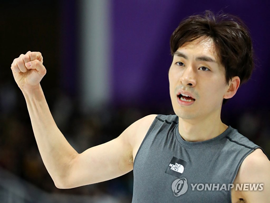 (강릉=연합뉴스) 15일 오후 강릉 스피드스케이팅경기장에서 열린 2018 평창동계올림픽 스피드스케이팅 남자 10,000m 경기에서 대한민국 이승훈을 레이스를 마치고 주먹을 불끈 쥐고 있다.