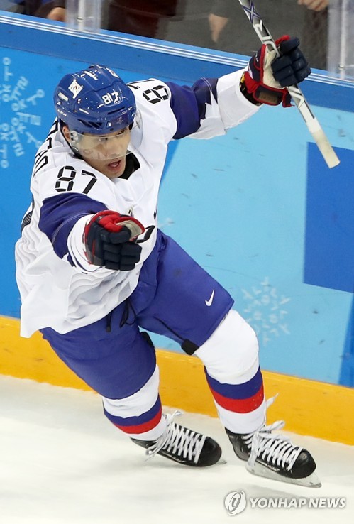 (강릉=연합뉴스) 15일 오후 강릉시 강릉하키센터에서 열린 2018 평창동계올림픽 남자 아이스하키 A조 예선 한국 대 체코 경기에서 한국 조민호가 올림픽에서 첫 골을 터뜨리고 환호하고 있다.