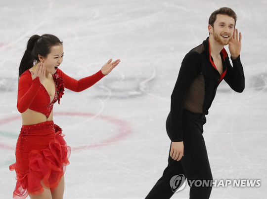 (강릉=연합뉴스) 2018 평창동계올림픽 피겨 아이스댄스 종목에 출전하는 민유라와 겜린 조가 18일 강릉아이스아레나에서 훈련을 하며 관중 응원에 화답하고 있다. 2018.2.18