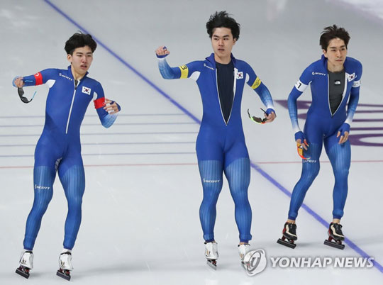 (강릉=연합뉴스) 18일 오후 강원 강릉스피드스케이팅경기장에서 열린 2018 평창동계올림픽 스피드스케이팅 남자 팀추월 경기 정재원(왼쪽부터), 김민석, 이승훈이 3분39초29로 레이스를 마친 뒤 숨을 고르고 있다. 2018.2.18