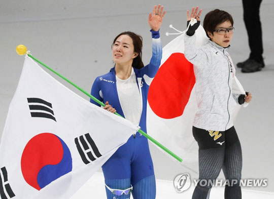 (강릉=연합뉴스) 올림픽 3연패에 도전하는 ‘빙속여제’ 이상화가 18일 오후 강원 강릉스피드스케이팅경기장에서 열린 2018 평창동계올림픽 스피드스케이팅 여자 500m 경기에서 이상화가 레이스를 마친 뒤 일본의 고다이라 나오와 관중들을 향해 손을 흔들고 있다. 2018.2.18