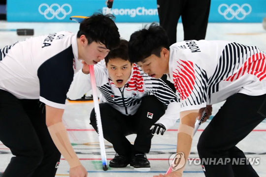 (강릉=연합뉴스)  18일 오후 강릉컬링센터에서 열린 대한민국과 덴마크의 예선 경기. 대한민국의 주장 김창민이 스톤을 투구한 뒤 스위핑을 지시하고 있다.2018.2.18