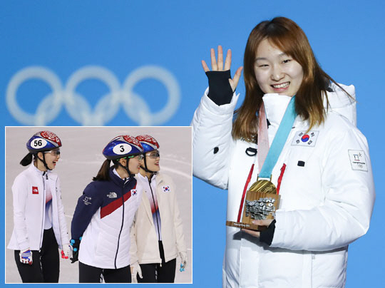 2018 평창동계올림픽 쇼트트랙스피드스케이팅 여자 1500m에서 금메달을 획득한 최민정(성남시청)이 18일 강원 평창 메달플라자에서 열린 시상식에서 손을 흔들며 웃고 있다. 작은 사진은 이날 강릉 영동대 쇼트트랙 훈련장에서 활짝 웃고 있는 김예진, 심석희, 이유빈(왼쪽부터) 등 여자 쇼트트랙 대표팀. 이들은 20일 3000m계주에 나선다.  연합뉴스