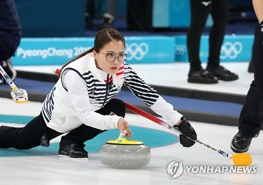 (강릉=연합뉴스) 19일 강릉컬링센터에서 열린 여자 컬링 예선 대한민국과 스웨덴의 경기. 한국의 주장 김은정이 투구하고 있다.