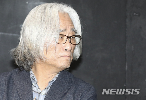 【서울=뉴시스】 ‘성추행 논란’에 휩싸인 이윤택 전 극단 연희단거리패 예술감독이 19일 오전 서울 종로구 30스튜디오에서 성추행 관련 기자회견을 하고 있다. 한편 한국극작가협회는 이 전 감독을 회원에서 제명한다고 지난 17일 입장을 냈다. 이와 함께 한국여성연극협회가 성명을 내는 등 각종 연극 단체에서도 이 전 감독 사태에 대한 비판의 목소리를 높이고 있다. 2018.02.19.