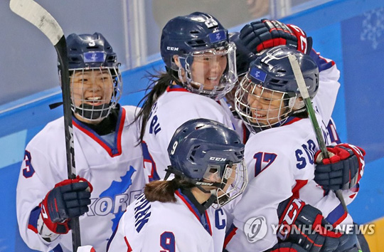 (강릉=연합뉴스) 20일 강원도 강릉시 관동하키센터에서 열린 2018 평창동계올림픽 여자 아이스하키 7∼8위 순위 결정전 남북 단일팀 대 스웨덴 경기에서 단일팀 한수진(오른족)이 골을 넣은 뒤 함께 기뻐하고 있다.