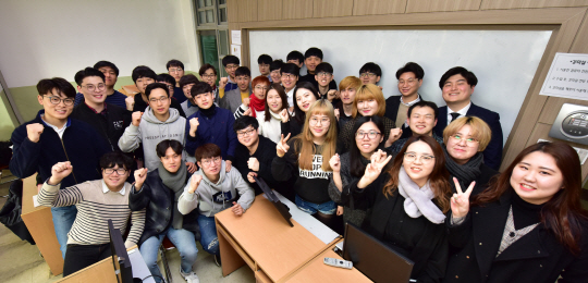 대구 영진전문대 일본IT기업주문반 졸업생들이 지난 9일 학교 강의실에서  일본 기업 전원 취업 축하 파이팅을 외치고 있다.  영진전문대 제공