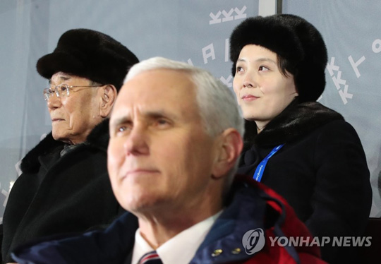2018 평창동계올림픽 개회식을 지켜보고 있는 북한 김여정 노동당 중앙위 제1부부장(뒷줄 오른쪽)과 김영남 최고인민회의 상임위원장(뒷줄 왼쪽), 미국 마이크 펜스 부통령(앞) [연합뉴스 자료사진]