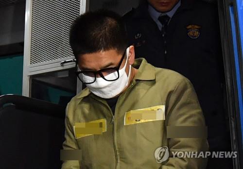 (서울=연합뉴스) 딸의 초등학교 동창인 중학생을 유인해 성추행하고 살해한 혐의로 기소돼 검찰이 사형을 구형한 ‘어금니 아빠’ 이영학이 21일 오후 서울북부지법에서 열리는 1심 선고 공판에 출석하기 위해 호송차에서 내리고 있다.