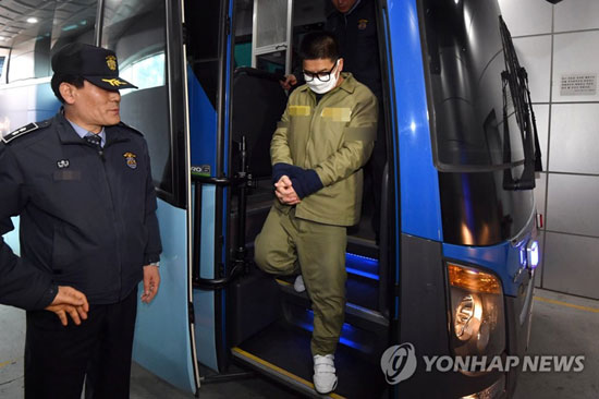 (서울=연합뉴스) 딸의 초등학교 동창인 중학생을 유인해 성추행하고 살해한 혐의로 기소돼 검찰이 사형을 구형한 이영학이 21일 오후 서울북부지법에서 열리는 1심 선고 공판에 출석하기 위해 호송차에서 내리고 있다.