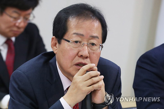 (서울=연합뉴스) 자유한국당 홍준표 대표가 21일 오전 서울 여의도 당사에서 지방선거 대비 서울 설민심 청취 및 생활점검 회의에 참석해 발언하고 있다.