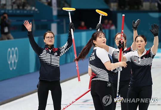 (강릉=연합뉴스) 21일 오후 강원 강릉 컬링센터에서 열린 2018 평창동계올림픽대회 여자컬링 예선 12차전 대한민국과 덴마크의 경기에서 승리한 한국 선수들이 관중석을 향해 인사하고 있다.