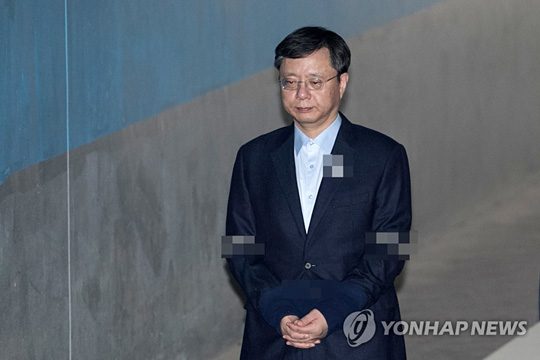 (서울=연합뉴스) 박근혜 정부 시절 국정농단 의혹을 알고도 묵인하고 직권을 남용한 혐의 등으로 재판에 넘겨진 우병우 전 청와대 민정수석비서관이 22일 오후 1심 선고공판에 출석하기 위해 서울중앙지법에 들어서고 있다.
