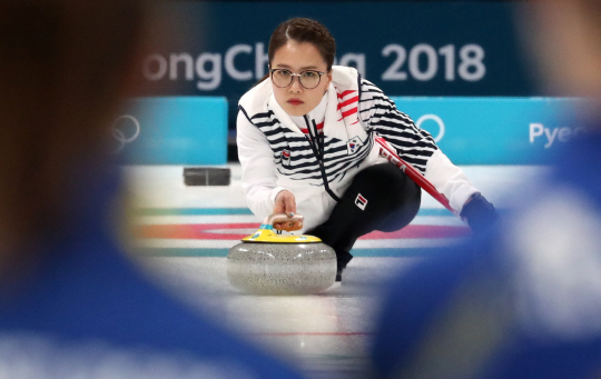19일 강릉컬링센터에서 열린 2018 평창동계올림픽 여자컬링 스웨덴과의 예선에서 김은정(경북체육회)이 신중하게 스톤을 투구하고 있다. 연합뉴스