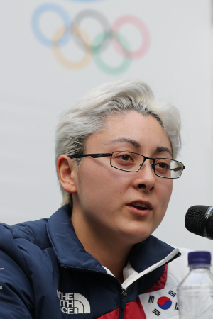 한국계 미국인이었다가 귀화한 여자 아이스하키 남북단일팀의 랜디 희수 그리핀.