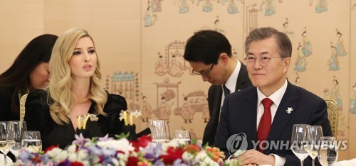 (서울=연합뉴스) 도널드 트럼프 미국 대통령의 딸 이방카 백악관 보좌관이 23일 오후 청와대 상춘재에서 문재인 대통령 내외와 만찬을 하며 발언하고 있다.