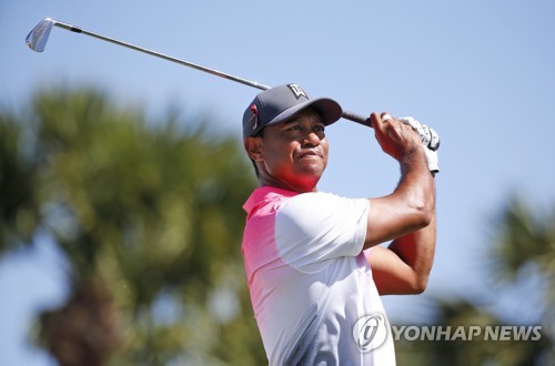 티샷하는 우즈.(AP=연합뉴스)