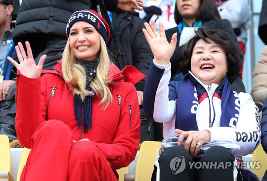 (평창=연합뉴스) 김정숙 여사(오른쪽)와 이방카 트럼프 백악관 보좌관(왼쪽)이 24일 오전 평창 알펜시아 스키 점프센터에서 열린 스노보드 남자 빅에어 결선 경기를 보던 중 관중에게 인사하고 있다.