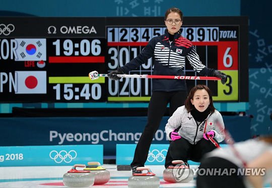 (강릉=연합뉴스) 23일 오후 강원 강릉컬링센터에서 열린 2018평창동계올림픽 여자 컬링 준결승전 대한민국과 일본의 경기에서 대한민국 김은정과 일본 후지사와 사츠키가 스톤을 바라보고 있다.