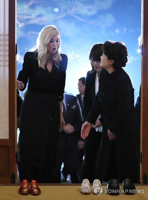 (서울=연합뉴스) 문재인 대통령 부인 김정숙 여사가 23일 오후 청와대 상춘재에서 평창동계올림픽 폐회식의 미국 정부 대표단 단장 자격으로 방한한 도널드 트럼프 미국 대통령의 딸 이방카 백악관 보좌관에게 신발을 가리키며 바꿔 신을 것을 권하고 있다.