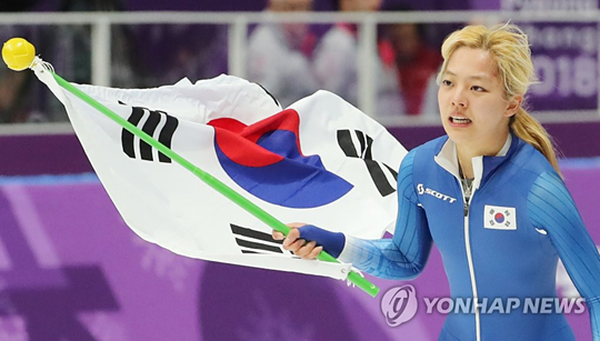 (강릉=연합뉴스)  24일 오후 강원 강릉 스피드스케이팅경기장에서 열린 2018 평창동계올림픽 스피드스케이팅 여자 매스스타트 결승 경기에서 은메달을 획득한 한국의 김보름이 태극기를 들고 경기장을 돌고 있다.