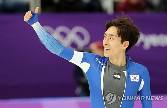 (강릉=연합뉴스) 11일 강릉 스피드스케이트 경기장에서 열린 2018평창동계올림픽 스피드스케이팅 남자 5,000m에 출전한 이승훈이 결승선을 통과해 밝게 웃고 있다.