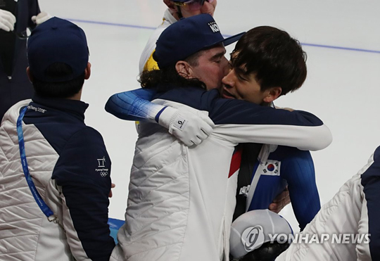 (강릉=연합뉴스) 24일 오후 강원 강릉 스피드스케이팅경기장에서 열린 2018 평창동계올림픽 스피드스케이팅 남자 매스스타트 결승 경기에서 금메달을 획득한 이승훈이 보프 더 용 코치와 포옹하고 있다.