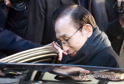 이명박 전 대통령이 지난 19일 오후 서울 강남구 대치동 사무실에서 나와 차량에 오르고 있다. [연합뉴스 자료사진]