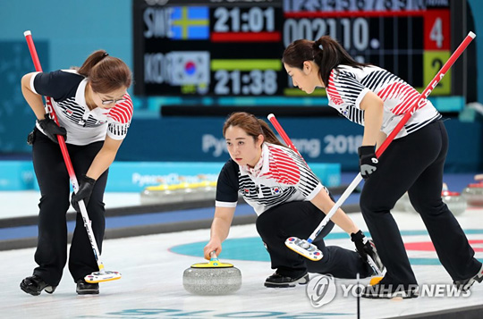 (강릉=연합뉴스) 25일 강원 강릉컬링센터에서 열린 2018평창올림픽 여자 컬링 결승전 대한민국과 스웨덴의 경기에서 한국 김경애가 스톤을 투구하고 있다.