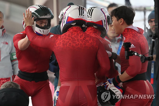 (평창=연합뉴스) 25일 강원도 평창 슬라이딩센터에서 열린 2018 평창올림픽 봅슬레이 남자 4인승 3차 주행에서 원윤종-서영우-김동현-전정린 조가 결승선을 통과한 뒤 하이파이브를 하며 서로를 격려하고 있다.