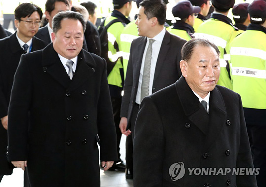 (서울=연합뉴스) 김영철 북한 노동당 중앙위원회 부위원장 겸 통일전선부장(오른쪽)과 리선권 조국평화통일위원회 위원장이 25일 오전 방한, 서울의 한 숙소로 들어서고 있다.