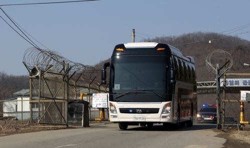 (파주=연합뉴스) 김영철 북한 노동당 부위원장 겸 통일전선부장을 단장으로 하는 평창동계올림픽 폐막행사 참석을 위한 북측 고위급대표단이 25일 2박 3일 일정으로 방남, 파주시 전진교를 빠져 나오고 있다. [현장사진연구소 제공=연합뉴스]