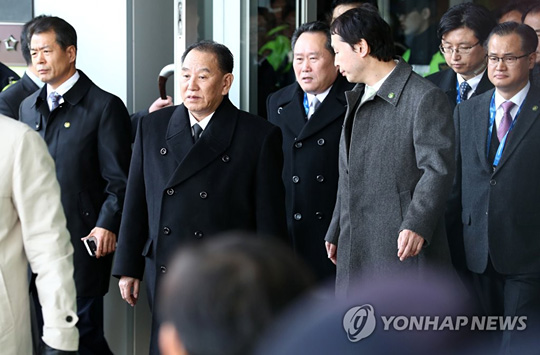 (서울=연합뉴스) 북한 김영철 노동당 중앙위원회 부위원장 겸 통일전선부장(왼쪽 두번째), 리선권 조국평화통일위원회 위원장 일행이 25일 오후 서울의 숙소에서 밖으로 나서고 있다.
