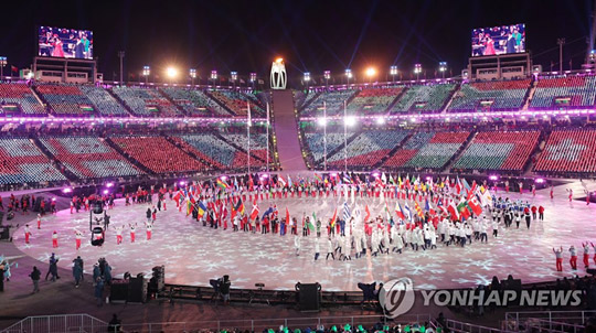 (평창=연합뉴스) 25일 강원도 평창 올림픽스타디움에서 열린 2018평창동계올림픽 폐회식에서 참가국의 국기를 든 기수단이 입장하고 이다.