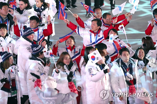 (평창=연합뉴스) 문재인 대통령이 25일 강원도 평창 올림픽스타디움에서 열린 2018평창동계올림픽 폐회식에 남과 북 선수들이 나란히 입장하고 있다.