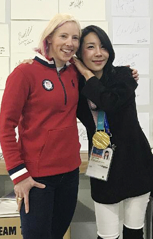 미국 크로스컨트리스키의 키컨 랜들(왼쪽)이 24일 평창 선수촌 미용실에서 김유정 서경대 교수에게 금메달을 걸어준 뒤 기념촬영을 하고 있다.   서경대 자원봉사팀 제공