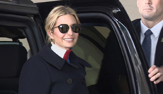 평창동계올림픽 폐회식 참석차 미국 대표단을 이끌고 방한했던 이방카 트럼프 백악관 선임고문이 26일 출국을 위해 인천국제공항에 도착해 차에서 내리고 있다. 연합뉴스