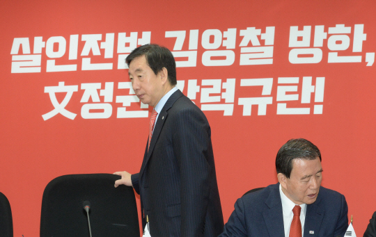 김성태(왼쪽) 자유한국당 원내대표가 26일 오전 국회에서 열린 원내대책회의를 주재하기 위해 자리에 앉고 있다.