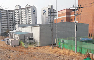 패널 구조 건물로 된 경북 의성군 의성읍 경북컬링훈련원. 기존 4개 시트에서 2개 시트를 추가하기 위한 공사가 진행되고 있다.