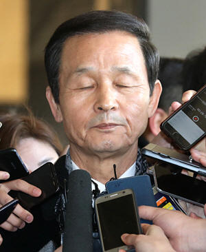 세월호 참사 상황보고 시간을 조작한 혐의를 받는 김장수 전 청와대 국가안보실장이 26일 오전 서초동 서울중앙지검에 도착해 취재진의 질문을 눈을 감고 듣고 있다.  뉴시스