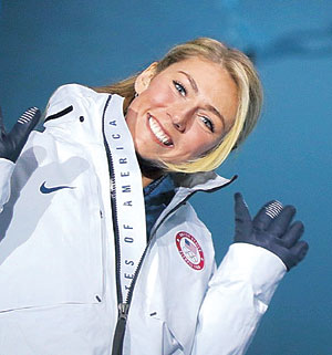 미국의 미케일라 시프린이 알파인스키 여자 복합 메달수여식에서 손을 흔들며 활짝 웃고 있다.  시프린 인스타그램