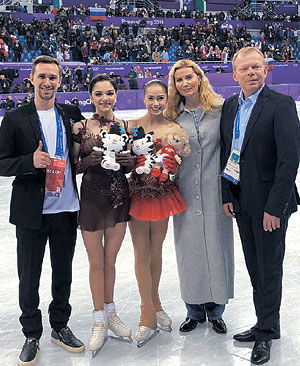 러시아의 알리나 자기토바(왼쪽 세 번째)가 피겨스케이팅 여자 싱글 경기가 끝난 뒤 예브게니야 메드베데바(왼쪽 두 번째)와 기념사진을 찍고 있다.  자기토바 인스타그램