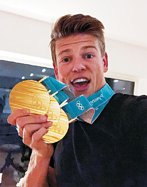 노르웨이의 요하너스 후스플로트 클라에보가 목에 건 금메달 3개를 들어 보이고 있다.  클라에보 인스타그램