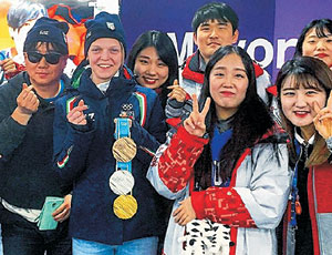 쇼트트랙스피드스케이팅 여자 500m 금메달리스트인 이탈리아의 아리아나 폰타나(왼쪽 두 번째)가 평창올림픽 자원봉사자들과 함께 기념사진을 찍고 있다.  폰타나 인스타그램
