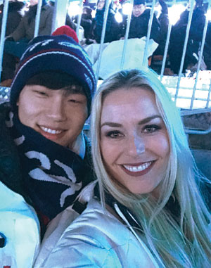 미국의 린지 본(오른쪽)과 윤성빈이 평창동계올림픽 폐회식에서 다정하게 셀카를 찍고 있다.  본 인스타그램