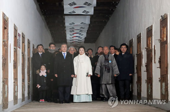 (서울=연합뉴스) 문재인 대통령 내외가 1일 오전 서울 서대문형무소 역사관에서 열린 제99주년 3ㆍ1절 기념식에 참석하기에 앞서 옥사에 마련된 특별전시를 관람한 뒤 식장으로 향하고 있다. 특별전시에는 피살자 명부, 독립선언서, 수형인 카드, 판결문 등이 전시됐다.