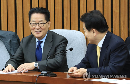 (서울=연합뉴스) 28일 오전 국회에서 열린 민주평화당 최고위원-국회의원 연석회의에서 박지원, 정동영 의원이 대화하고 있다. 2018.2.28